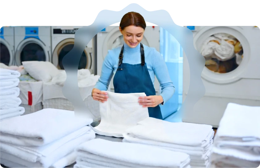 Kobieta składająca reczniki